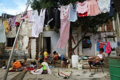 Una familia en una favela de Río de Janeiro, Brasil