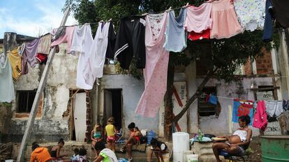 Varias familias a las afueras de una vivienda en una favela de Río de Janeiro (Brasil), en una imagen de archivo.