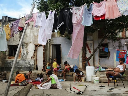 Una familia en una favela de Río de Janeiro, Brasil