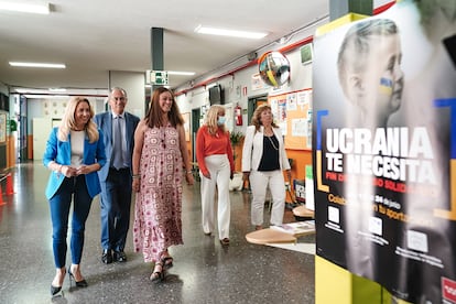El vicepresidente madrileño Enrique Ossorio, segundo por la izquierda, en su visita al colegio Eduardo Rojo, el 21 de junio de 2022, para promocionar una colecta de alimentos para Ucrania.