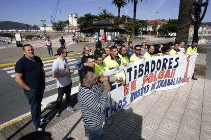 Un grupo de personas sujetan una pancarta con motivo de la segunda jornada de paros de los trabajadores de la estiba que se ha convocado en el Puerto de Ferrol. 