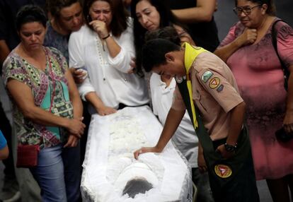 La familia de Eliana Regina de Oliveira Xavier, una de las víctimas, en el funeral colectivo en Suzano, Brasil.