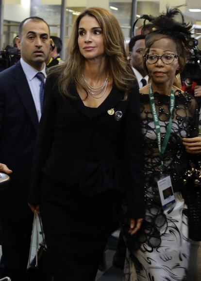 La reina de Jordania, Rania llega para el homenaje al ex presidente sudafricano.
