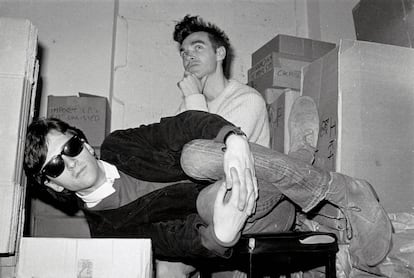 Johnny Marr e Morrissey, integrantes dos Smiths, nos fundos da loja de discos londrina Rough Trade, em 1983.
