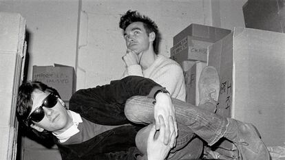 Johnny Marr y Morrissey, integrantes de The Smiths, en el trastero de la tienda de discos londinense Rough Trade en 1983.