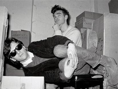 Johnny Marr y Morrissey, integrantes de The Smiths, en el trastero de la tienda de discos londinense Rough Trade en 1983.