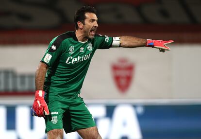 Gianluigi Buffon, portero del Parma, en un partido de la Serie B contra el Monza.