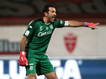 Gianluigi Buffon, portero del Parma, en un partido de la Serie B contra el Monza.