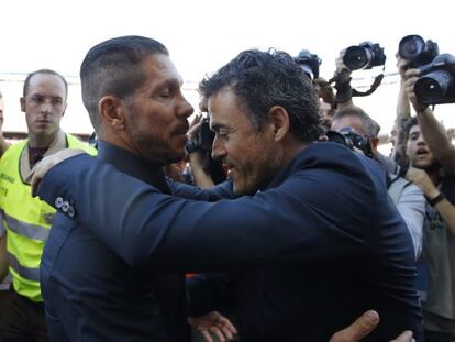 Simeone felicita a Luis Enrique por el título de Liga conquistado.