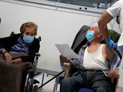 Vacunación de personas mayores de 80 años en el Hospital Enfermera Isabel Zendal en Madrid, el pasado 17 de marzo.