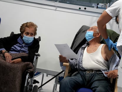 Vacunación de personas mayores de 80 años en el Hospital Enfermera Isabel Zendal en Madrid, el pasado 17 de marzo.