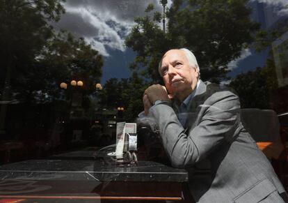 El escritor Eduardo Mendicutti, el pasado 14 de mayo, en el café Gijón, de Madrid.