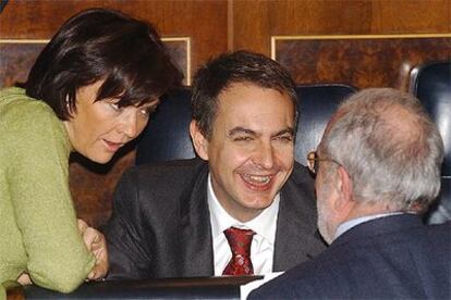Zapatero conversa con un diputado socialista y con la ministra Calvo, antes del comienzo el pleno de esta mañana.