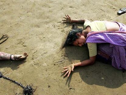 Fotografía de Arko Datta, premiada por el World Photo Press, en la que una mujer llora a un familiar muerto en el <i>tsunami del sur de la India. </i>