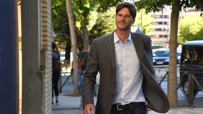 El exentrenador del Huesca Leo Franco, a su llegada a la comisaría.
