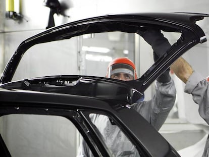 Varios operarios trabajan en la nueva nave de pintura de Volkswagen Navarra.  El sector de la automoción es uno de los más afectados por la desaceleración.