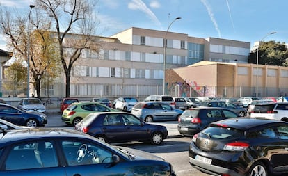 Coches delante del centro educativo El Cid de Valencia.