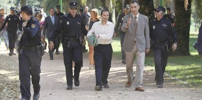 Jos&eacute; Bret&oacute;n, en el centro, custodiado por la polic&iacute;a.