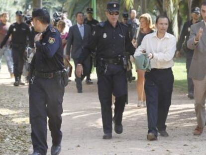 Jos&eacute; Bret&oacute;n, en el centro, custodiado por la polic&iacute;a.