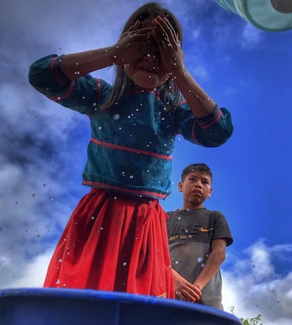 Niña wixárika se lava el rostro con agua recolectada gracias al trabajo educativo de Ha Ta Tukari.