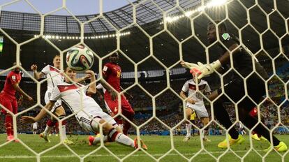 Klose marcó así su gol histórico que le iguala con Ronaldo como máximo anotador (15) en los Mundiales.