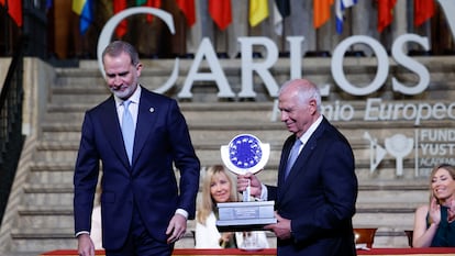 Josep Borrell recibe de manos del rey Felipe VI el Premio Europeo Carlos V, este viernes en el monasterio de Yuste (Cáceres).