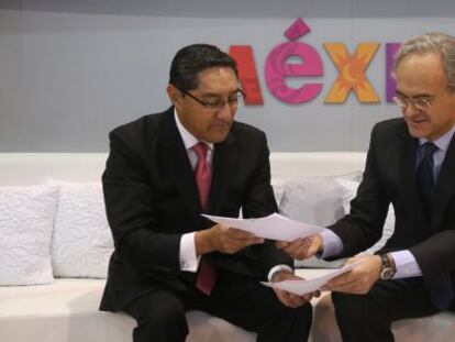 Juan Vergara, presidente de México Travel Channel, y Pedro García Guillen, consejero delegado de PRISA TV, durante la firma del acuerdo entre las dos empresas en el stand de México en Fitur