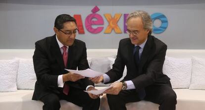 Juan Vergara, presidente de México Travel Channel, y Pedro García Guillen, consejero delegado de PRISA TV, durante la firma del acuerdo entre las dos empresas en el stand de México en Fitur