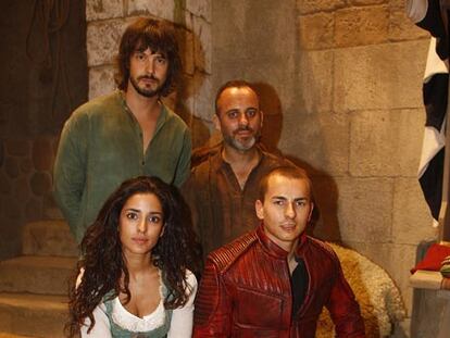 Lorenzo, con actores de la serie.