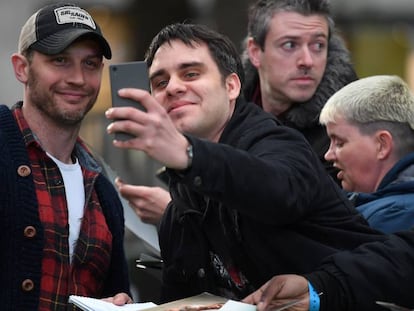 El actor Tom Hardy posa con un admirador en el estreno en Londres de Alien: convenant, el pasado día 4.