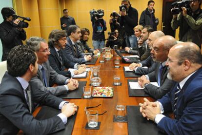 Los representantes socialistas, a la derecha, y populares de la comisión de seguimiento del pacto entre el PSE y el PP en el País Vasco, durante la reunión de ayer en Vitoria.