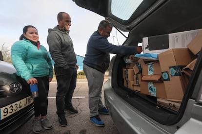 Trabajadores de Amazon Flex antes de un reparto por Madrid