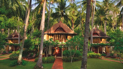 Rayavadee (Tailandia)

El paraíso terrenal. ¿Quién no querría contemplar el paisaje tailandés en una de estas cabañas? Ubicado en el Parque Nacional de Krabi en la península de Phranang, este hotel es la combinación perfecta entre selva y playa.