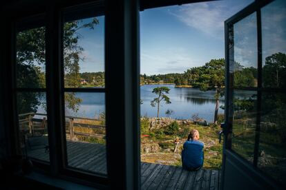 Fredrik Sjöberg, sentado en la parte trasera de su casa, con vistas al lago. 