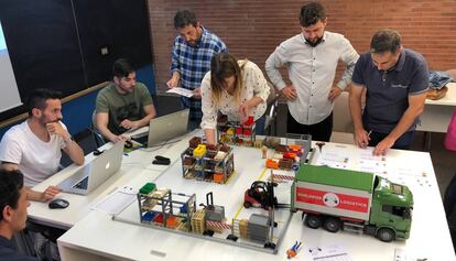 Ejercicio con un simulador de logística en la Universidad Politécnica de Valencia.