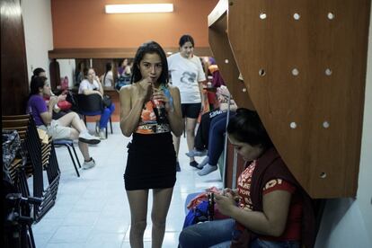 Miriam Gonzalez se concentra durante los minutos previos a salir al escenario. Algunas compañeras hacen estiramientos otras se entretienen con el móvil. "Me tiembla todo. Mis piernas, mis manos... Pero al final cuando ya estoy ahí en el escenario bailando se me pasa todo".