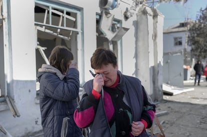 Dos enfermeras lloran al llegar al hospital psiquiátrico de Mikolaiv tras un ataque ruso, este martes. La portavoz del Ministerio de Exteriores ruso, Maria Zajarova, ha asegurado hoy que Moscú y Kiev han realizado dos intercambios de prisioneros desde que se iniciaron las hostilidades, el pasado 24 de febrero, según recoge la agencia Ifax.