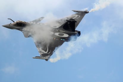 Una instantánea del vuelo del caza Dassault Rafale.