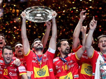 El equipo español de balonmano levanta el trofeo del Euro'2020.
