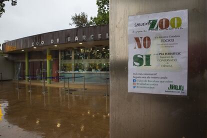 La nueva normativa prohíbe también el 'culling', el sacrificio de animales sanos por problemas de consanguinidad. Además, la ordenanza acaba con el asociacionismo que garantizaba la supervivencia de los parques actuales. En la imagen, cartel en contra de la iniciativa ciudadana 'ZOO XXI' colgada en la entrada del recinto.