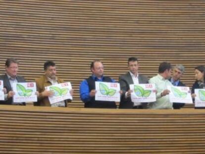 Alcaldes y concejales exhiben pancartas para pedir agua de calidad en el hemiciclo de las Cortes. 