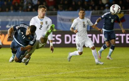 Agüero remata de cabeza ante el defensa uruguayo José Giménez para marcar el gol del partido 
