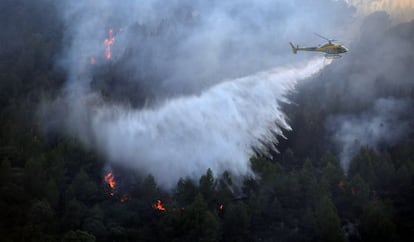 Un helic&oacute;ptero intenta sofocar el incendio de Vilaverd, Tarragona.