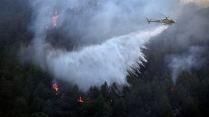 Un helic&oacute;ptero intenta sofocar el incendio de Vilaverd, Tarragona.