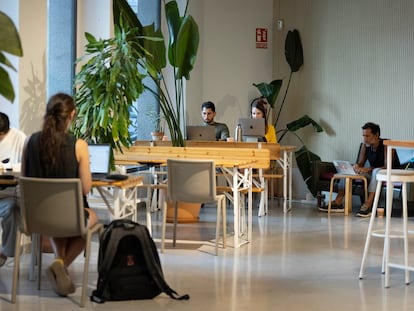 Varios jóvenes en la cafetería del espacio de 'coworking' Itnig del barrio del Poblenou de Barcelona.