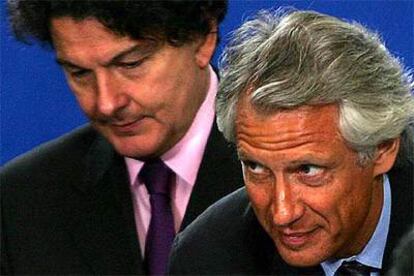 Dominique de Villepin, a la derecha de la foto, junto al ministro de Finanzas Thierry Breton.