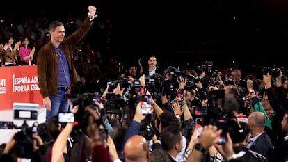 Pedro Snchez saluda a los asistentes al 41? Congreso Federal del PSOE tras anunciarse su reeleccin al frente de la Ejecutiva, este domingo.