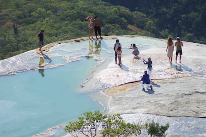 Visitantes en Hierve el Agua, un enclave natural a hora y media de Oxaca.