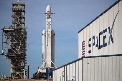 Vista del cohete Falcon Heavy en las instalaciones de SpaceX en Cabo Cañaveral.