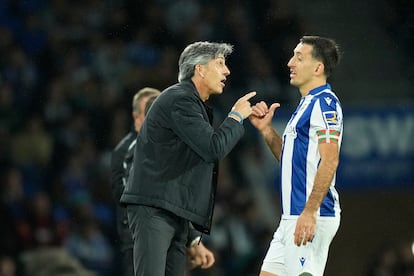 Imanol Alguacil (izquierda) y Mikel Oyarzabal en el partido contra el FC Barcelona.